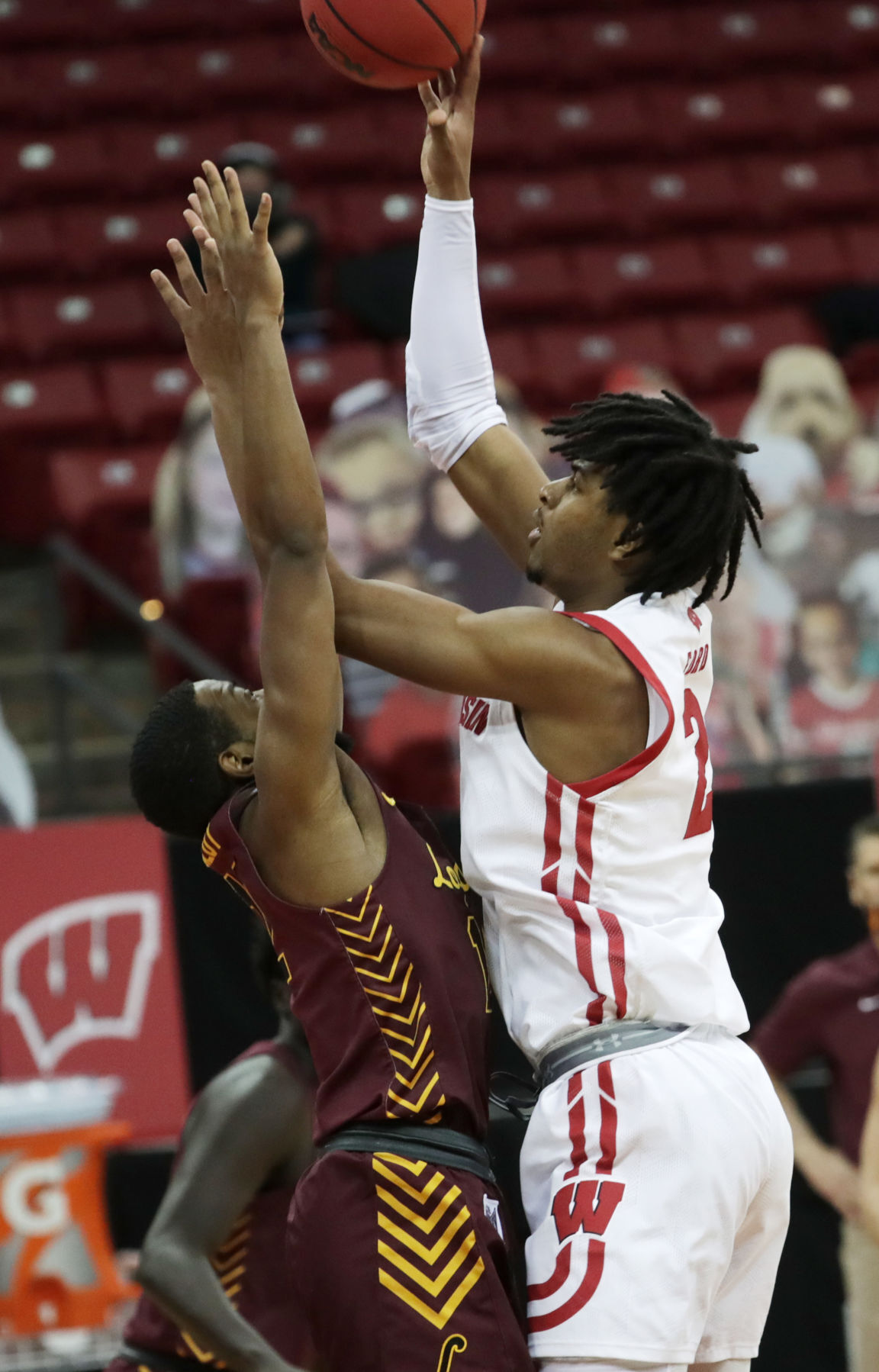 UW 77, Loyola Chicago 63